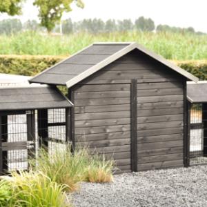 Het konijnenhok Holiday Small Black heeft een houten achterwand