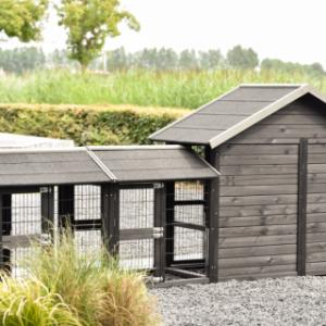 Een kijkje aan de achterkant van konijnenhok Holiday Small Black