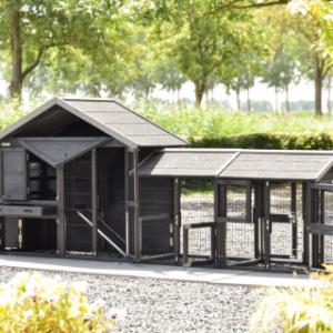 Kippenhok Holiday Small Black heeft vele openingen