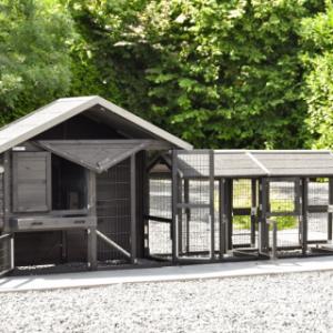 Kippenhok Holiday Small Black heeft vele openingen