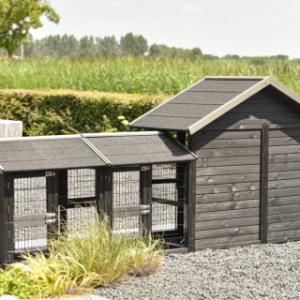 Een kijkje aan de achterkant van konijnenhok Holiday Small Black