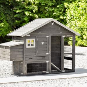 Het nachthok van kippenhok Holiday Small Black is geschikt voor 2 à 4 kippen