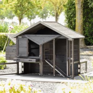 Het kippenhok Holiday Small Black heeft vele deuren