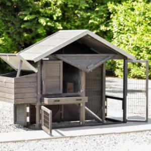 Het kippenhok Holiday Small Black heeft vele deuren