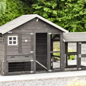 Het konijnenhok Holiday Small Black is gemaakt van dennenhout