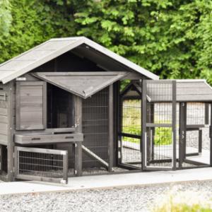 Het konijnenhok Holiday Small Black heeft vele deuren