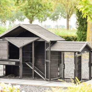 Het konijnenhok Holiday Small Black heeft vele deuren