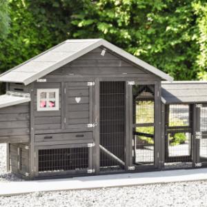 Het kippenhok Holiday Small Black is gemaakt van dennenhout