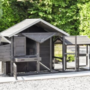 Het kippenhok Holiday Small Black heeft vele deuren