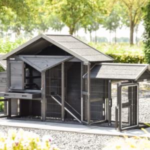 Het kippenhok Holiday Small Black heeft vele deuren