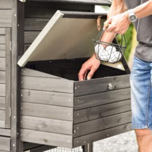 Door de handige kleplat kan u makkelijk eitjes pakken uit het legnest van Prestige medium