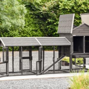 Prestige Medium met dubbele ren Black heeft veel deuren en kleppen voor een makkelijke schoonmaak