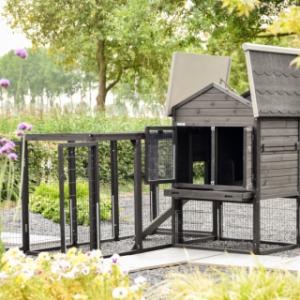Het konijnenhok Prestige Medium met ren Functional kan ook in een hoekopstelling geplaatst worden
