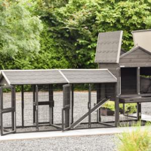 Het kippenhok Prestige Medium Black heeft vele deuren