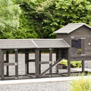 Het kippenhok Prestige Medium Black is uitgebreid met 2 rennen Space Medium