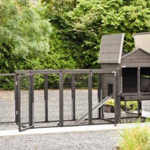 Kippenhok Prestige Medium met grote deuren en scharnierdak