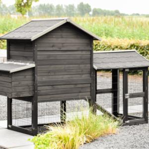 Neem een kijkje aan de achterkant van de Prestige Medium met ren en legnest