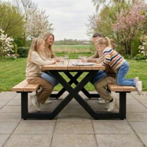 Aan de EXIT picknicktafel is ruimte om gezellig een spelletje te doen