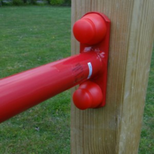 Bevestiging dubbel duikelrek Rood, met 3 houten palen