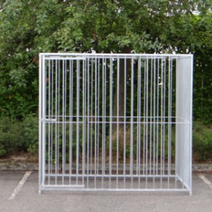 De hondenkennel Flinq heeft de afmetingen 2x2m