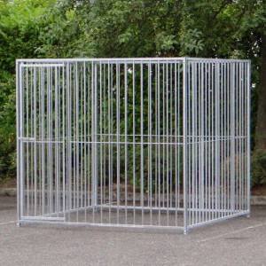 De hondenkennel Flinq heeft de afmetingen 2x2m