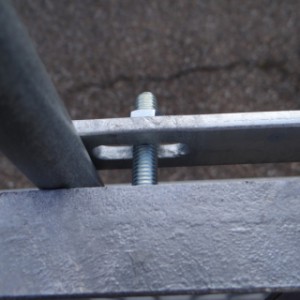 Het dubbele voedersysteem is voorzien van montagemateriaal