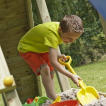 Onder het speeltoestel Garden is ruimte voor een zandbak