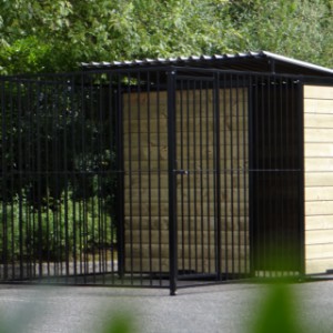 Zwarte hondenkennel Fix 2x3 met half dak