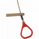 Houten trapeze met rode plastic ringen
