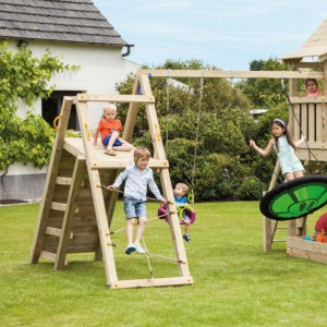 Speeltoestel Pagoda hoog van hout, gecombineerd met glijbaan en schommel en klimnet