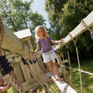 Houten @bridge is een speelse loopbrug