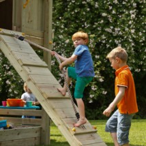 De klimwand @ramp hoog biedt een speelse uitdaging om omhoog te komen!