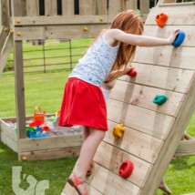 Houten klimwand met klimstenen, gecombineerd met speeltoestel Pagoda hoog