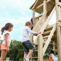 Het aanbouwelement @steps hoog is geschikt voor speeltorens met een platformhoogte van 150cm