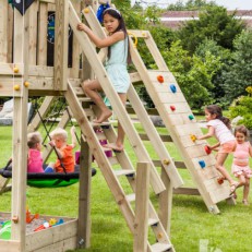 De @steps hoog is voorzien van twee trapleuningen