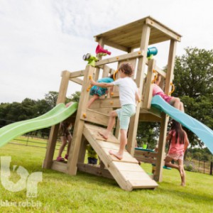 Houten speeltoestel Cascade laag heeft zowel een 90cm hoog speelplateau als een 120cm hoog speelplateau