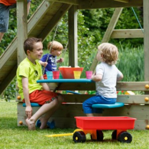 Aan de speeltoren Park kan een kunststof picknickset bevestigd worden