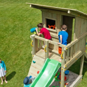 Houten speeltoestel Beach hut hoog wordt geleverd zonder de klimwand