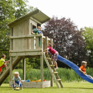 Het speeltoestel Beach hut hoog wordt geleverd met een schommel, een klimwand en 2 glijbanen