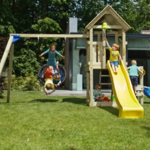 Houten speeltoestel Kiosk hoog wordt geleverd inclusief twee glijbanen