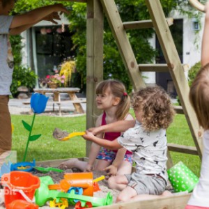 Onder het speeltoestel Pagoda hoog is ruimte voor een zandbak