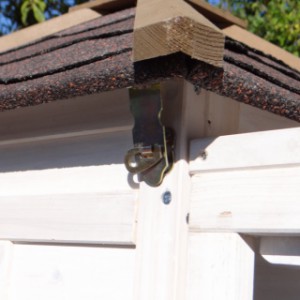 Het dak van kippenhok Ambiance Small is voorzien van dakleer