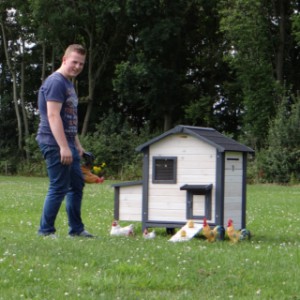 Het kippenhok Nadine is uitgebreid met een legnest