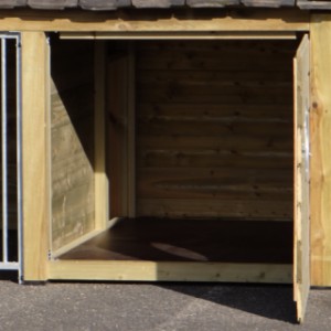 Nachthok in hondenkennel, detailfoto van hondenren Rex