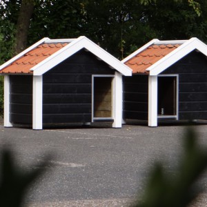 Hondenhokken Reno Dubbel: zwart/wit met oranje dakpannen (gespiegelde openingen)