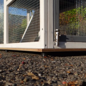 De betonplex vloer staat op rubberen doppen