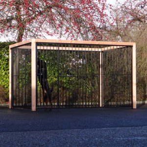 Hondenkennel FLINQ, zwarte kennelpanelen met Douglas houtkader 318x218cm