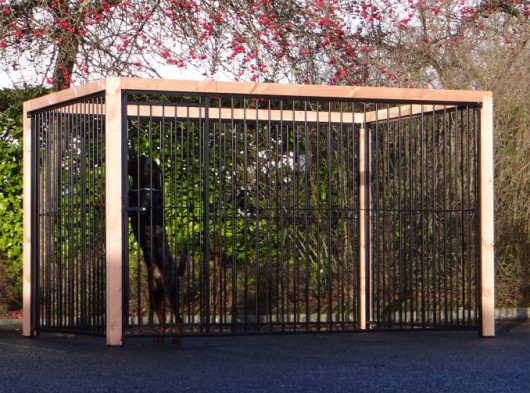 Hondenkennel FLINQ, zwarte kennelpanelen met Douglas houtkader 318x218cm