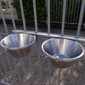 Past ook op de dubbele voer/drinkbak van 2,3 Liter