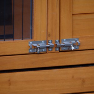 De deuren van het konijnenhok Holiday Small is voorzien van dubbele deursloten